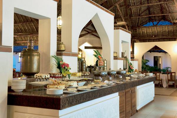 Buffet-Tisch im Sea Cliff Resort & Spa mit einer Vielzahl von Speisen und Getränken.