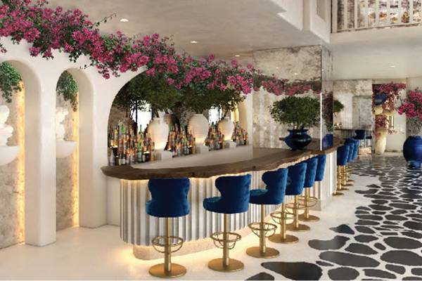 Bar im St. Regis Doha Hotel mit blauen Stühlen und Blumendekoration.