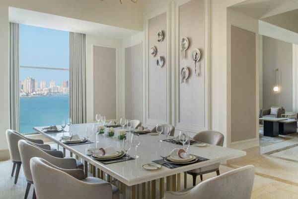 Speisesaal im St. Regis Doha mit Blick auf das Meer und die Stadt.
