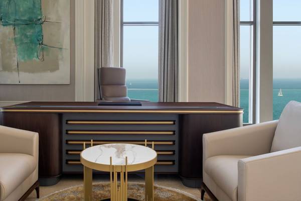 Büro im St. Regis Doha Hotel mit Blick auf den Ozean