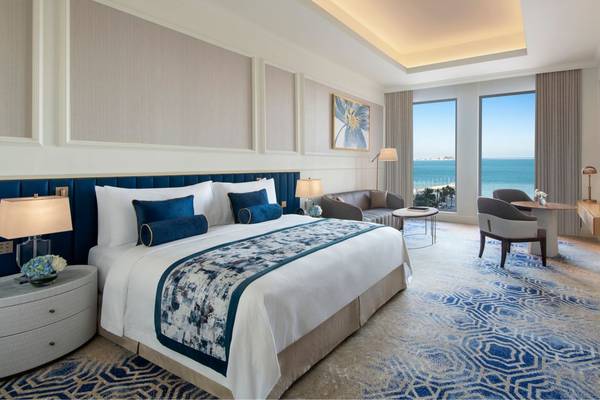 Suite im St. Regis Doha mit Blick auf das Meer von einer eleganten Einrichtung aus.