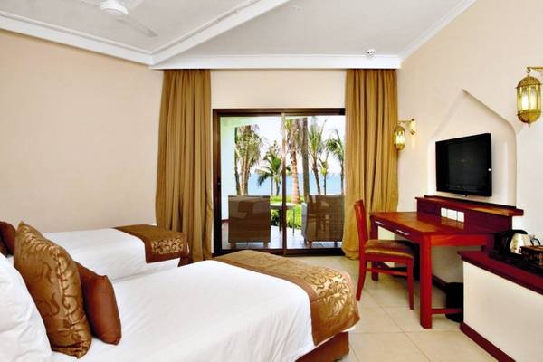 Zimmer im Sea Cliff Resort & Spa mit Blick auf das Meer von einer Terrasse.