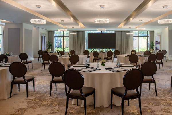 Konferenzraum im St. Regis Doha mit großen Fenstern und moderner Einrichtung.
