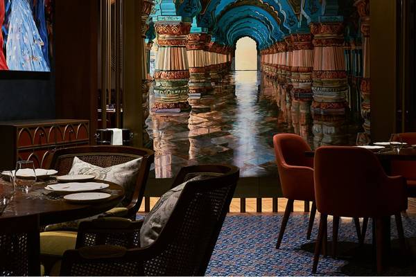 Innenraum des St. Regis Doha mit Wandmalerei, die eine Säulenreihe darstellt