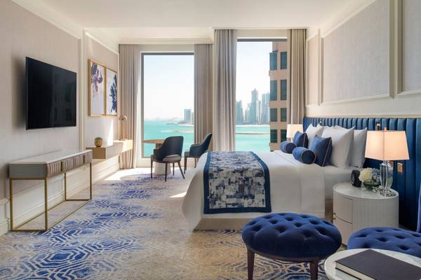 Innenansicht einer Suite im St. Regis Doha mit Blick auf die Stadt.