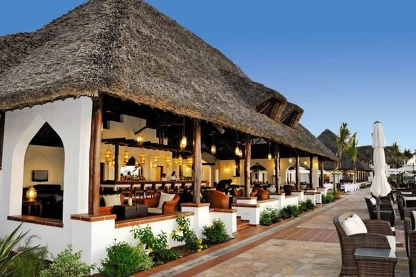Außenbereich des Sea Cliff Resort & Spa mit Bar und Loungebereich.