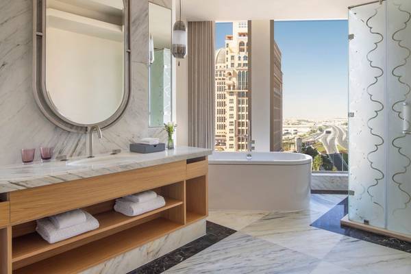 Ein Badezimmer im St. Regis Doha mit Blick auf die Stadt.