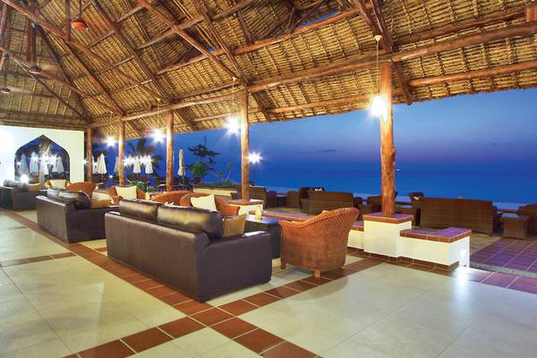 Abendansicht des Sea Cliff Resort & Spa Lounges mit Blick auf das Meer.