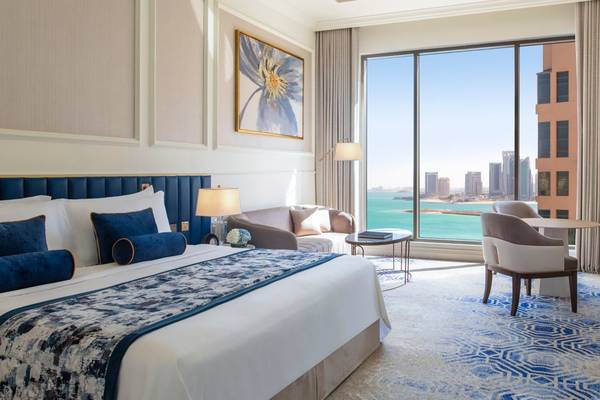 Suite Zimmer Ansicht im St. Regis Doha mit Blick auf die Stadt und den Ozean.