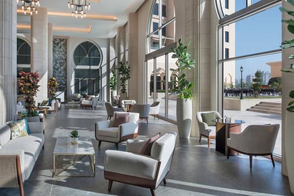 Lobby des St. Regis Doha Hotels mit modernen Möbeln und Pflanzen.