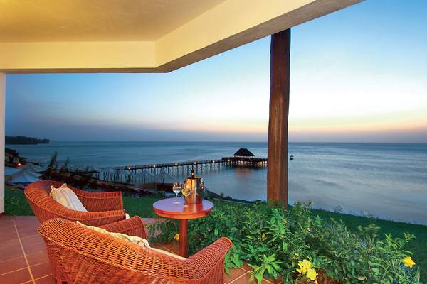 Meerblick aus dem Balkon des Sea Cliff Resort & Spa mit zwei Korbsesseln und einem Tisch.