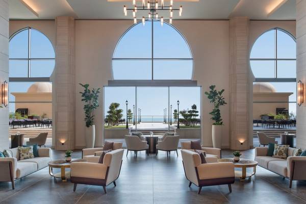 Lobby des St. Regis Doha Hotels mit Sofas, Tischen und Pflanzen.