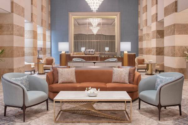 Lobby des St. Regis Doha Hotels mit Sofas, Sesseln und einem Couchtisch.