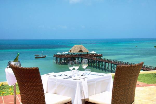 Tisch im Sea Cliff Resort & Spa mit Blick auf das Meer und eine Pier.