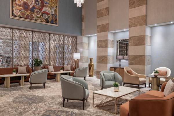 Lobby des St. Regis Doha Hotels mit modernen Möbeln und dekorativen Elementen.