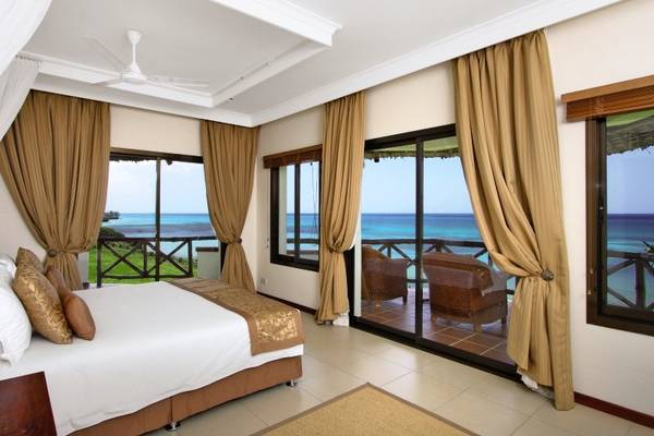 Zimmer im Sea Cliff Resort & Spa mit Blick auf das Meer und die Terrasse.