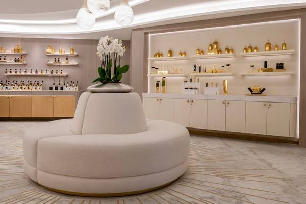 Innenansicht des Schönheitssalons im St. Regis Doha Hotel mit weißen Möbeln und goldenen Akzenten.