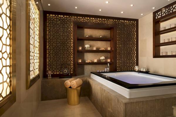 Badezimmer im Souq Al Wakra Hotel Qatar By Tivoli mit Badewanne und Holzkörben