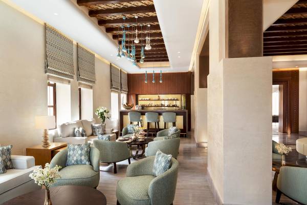 Lobby des Souq Al Wakra Hotel Qatar By Tivoli mit Möbeln und Dekoration.