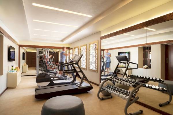 Fitnessstudio im Souq Al Wakra Hotel mit Laufbändern und Spiegeln.