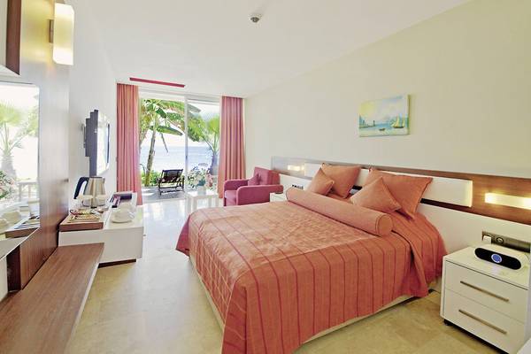 Ein Hotelzimmer im Yalihan Una Hotel mit Blick auf das Meer.