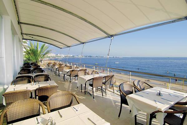 Hotel Yalihan Una, Terrasse mit Blick auf das Meer und den Strand.