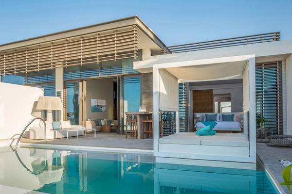 Außenbereich der Nikki Beach Resort & Spa Dubai Villa mit Swimmingpool und Loungebereich