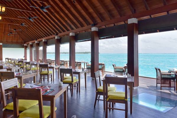 Innenansicht des Restaurants Chanel im Summer Island Maldives Hotel mit Blick auf das Meer.