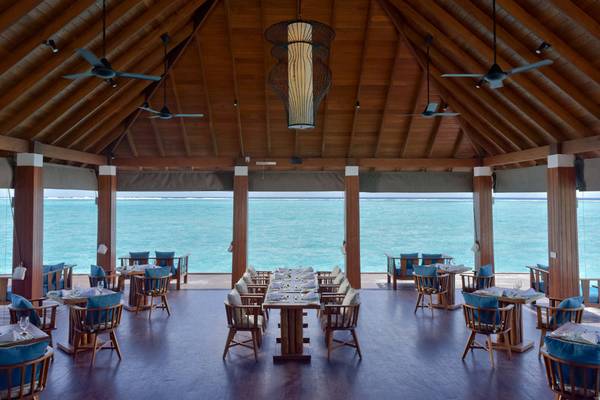 Innenansicht des Restaurants im Summer Island Maldives mit Blick auf das Meer.