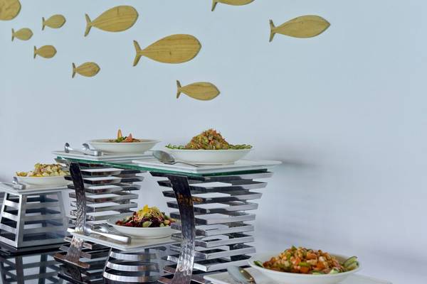 Buffet im Sommer Island Maldives mit verschiedenen Salaten auf Glastischen.