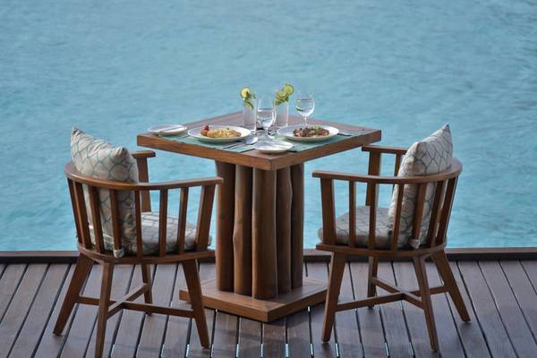 Tisch mit Essen und Getränken auf einer Terrasse mit Blick auf das Meer im Summer Island Maldives.