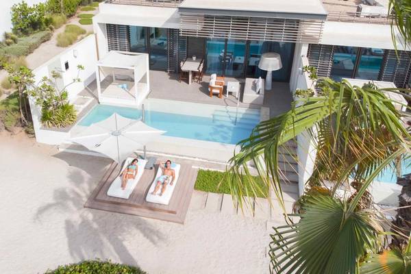 Luftaufnahme des Nikki Beach Resorts & Spa Dubai mit Außenpool und Sonnenliegen.
