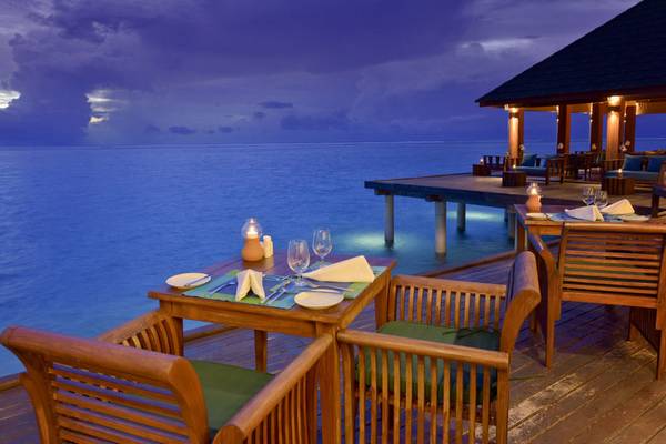 Abendessen auf der Terrasse des Summer Island Maldives Hotels mit Blick auf den Ozean.
