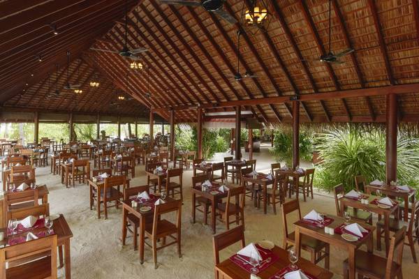 Innenbereich eines Restaurants im Summer Island Maldives Hotel mit gedeckten Tischen und Stühlen.