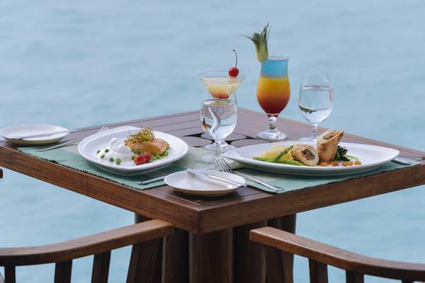 Essen auf Tisch mit Meerblick im Hotel Summer Island Maldives