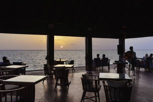 Terrasse des Summer Island Maldives Hotels mit Blick auf den Sonnenuntergang über dem Ozean