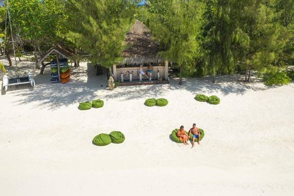 Luftaufnahme eines Strandes mit einem kleinen Strandhaus und dem Hotel Summer Island Maldives