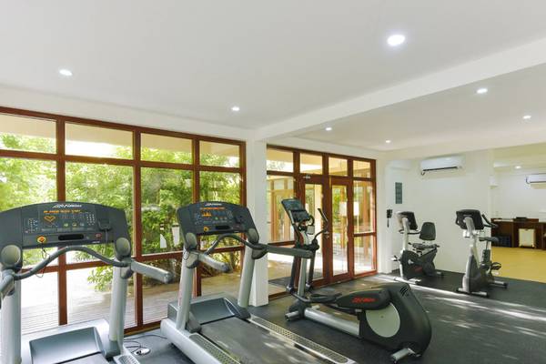 Fitnesscenter mit Laufbändern und Trainingsfahrrädern im Summer Island Maldives Hotel