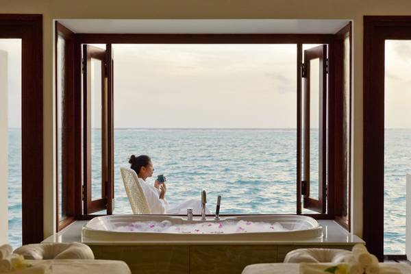 Frau im Schwimmbad mit Meerblick im Summer Island Maldives
