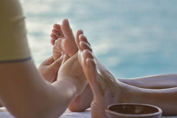 Füße am Strand während einer Spa-Behandlung im Summer Island Maldives Hotel