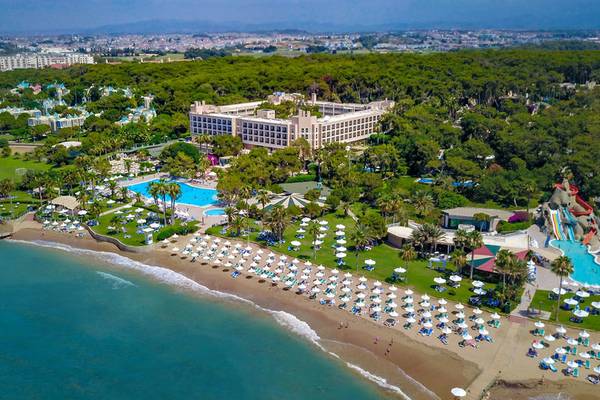 Luftaufnahme des Turquoise Hotels mit Swimmingpool und Strand