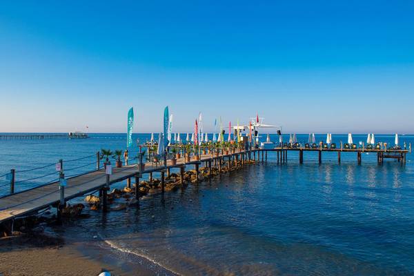 Turquoise Hotel Pier am Meer mit Sonnenschirmen und Pflanzen