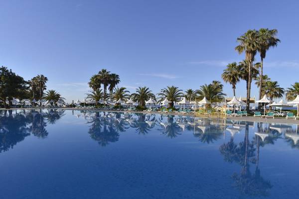 Außenpool des Turquoise Hotels mit Sonnenliegen und Palmen