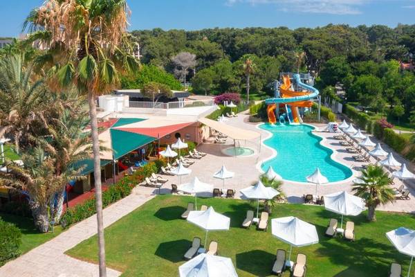Luftaufnahme des Turquoise Hotels mit Pool, Rutsche und Sonnenliegen