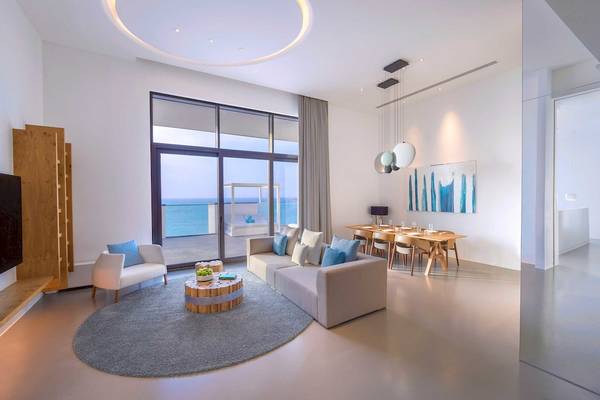 Innenansicht des Wohnzimmers im Nikki Beach Resort & Spa Dubai mit Blick auf das Meer.