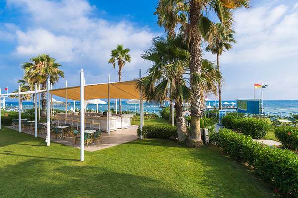Gartenterrasse des Turquoise Hotels mit Blick auf das Meer und Palmen
