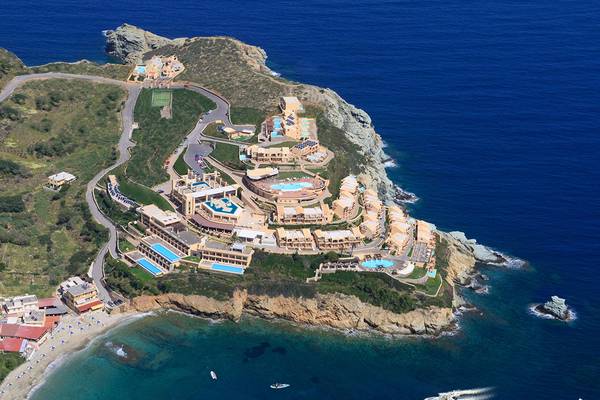 Luftaufnahme des Sea Side Resort & Spa, umgeben von Meer und Klippen, mit mehreren Swimmingpools und Gebäuden.