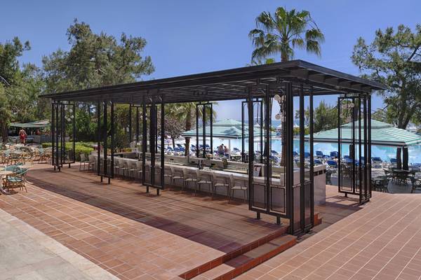 Loungebereich des Turquoise Hotels mit überdachter Terrasse und Blick auf den Pool.