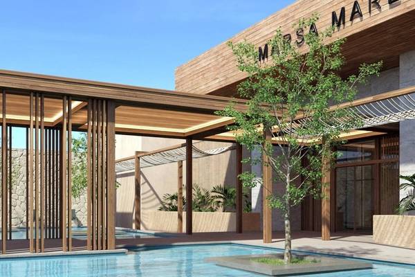 Außenpoolbereich des JAZ Riviera Hotels mit Holzstruktur und grünen Pflanzen