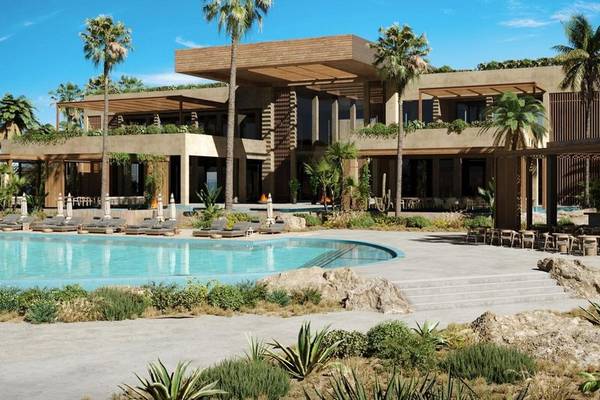 Architektur-Design des JAZ Riviera Hotels mit Swimmingpool und Palmen